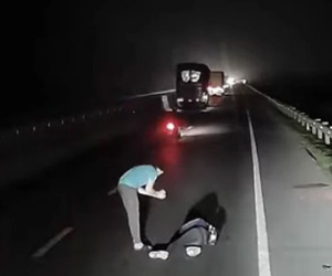 Video: Chạy xe trong đêm tối, tài xế phát hoảng khi thấy nam thanh niên nằm bất động giữa đường