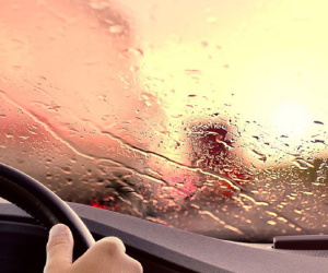 Xử lý như thế nào khi xe ôtô bị mờ kính, nhòe gương khi đi trời mưa?