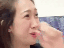 Bị tố là 'tiểu tam' giật chồng, Lều Phương Anh tuyên bố sốc trên livestream: 'Chuyện nhà các chị à? Làm ơn tém tém lại'