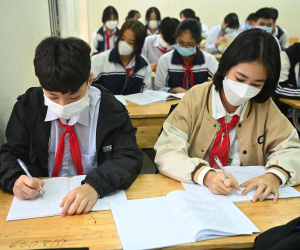 Thủ tướng: Cho học sinh trên 12 tuổi học trực tiếp sau Tết sớm nhất có thể