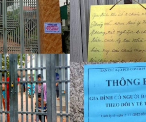 Cán bộ hăng hái 'khóa trái' nhà dân: Không thể chống dịch một cách tùy tiện