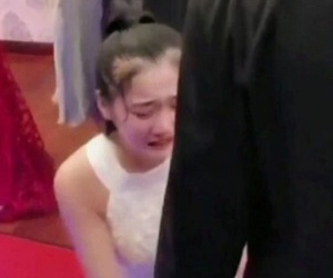 Drama đám cưới: Bạn gái cũ quỳ xuống khóc lóc cầu xin chú rể ngay trong lễ đường, khách mời sốc nặng trước lời lẽ của cô nàng