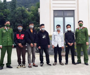 Trèo qua tường vào khu cách ly Covid-19 thăm bạn gái, đánh công an bị thương
