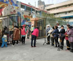 Ở nhà đợi mãi mới thấy chồng đón con đi học về, nhưng vừa nhìn mặt con, mẹ tức suýt nhồi máu cơ tim: Không lẽ lại bỏ quách chồng?!