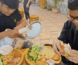 Vào quán bún đậu chỉ gọi đậu không gọi bún, 2 khách hàng có loạt hành động khiến dân tình 'cạn lời', chủ quán thấy chắc cũng đành bất lực