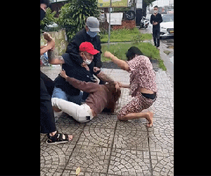 Clip: Cô gái bị nhóm người túm tóc, đánh ghen dã man trên quốc lộ 1