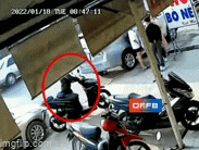 Camera ghi lại giây phút nín thở khi chủ xe bị tên trộm kéo lê trên đường