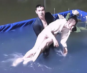 Đóng cặp với bạn trai cũ hơn 16 tuổi, mỹ nhân 9X nhăn mặt vì bị ve vãn dưới nước, nghi vấn có 'phản ứng sinh lý'