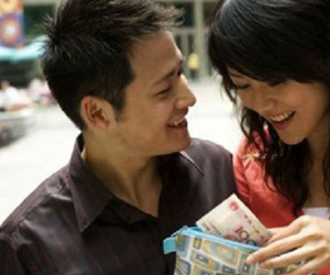 'Chồng nhà người ta' thưởng tết cho vợ vì 'hết lòng với anh và con'