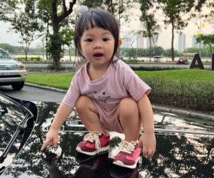 Con gái Cường Đô La leo hẳn lên xế sang chụp ảnh nhưng gây lo lắng vì một chi tiết