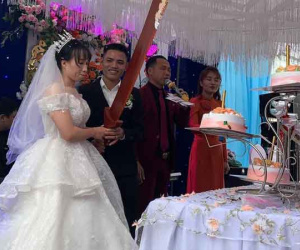Choáng với màn cắt bánh kem bá đạo bằng ‘đồ long đao’ siêu to khổng lồ, dân mạng đùa vui: ‘Chú rể cứ coi chừng’!
