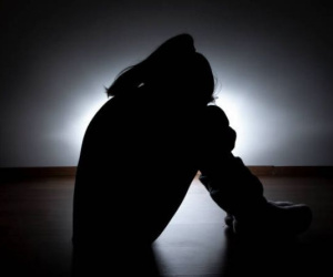 Bé gái bị đụng chạm cơ thể khi đang ngủ cùng mẹ, lộ mặt kẻ ấu dâm có hành vi khủng khiếp với 'con ghẻ'
