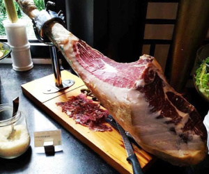 Mệnh danh 'ngon nhất thế giới', đùi heo muối đổ chợ Tết rẻ chưa từng có