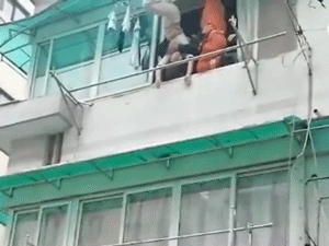 Giải cứu thành công người phụ nữ say rượu ngã 'lộn cổ' xuống dưới nhà hàng xóm