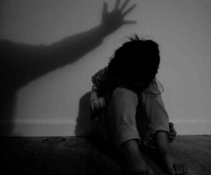 Sốc: Bé gái ngủ cùng mẹ vẫn bị cha dượng lạm dụng