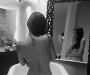 Minh Tú gây sốc khi để lộ ngực trong phim 18+ tràn ngập cảnh nóng trần trụi
