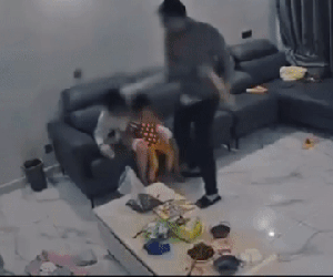 Phẫn nộ clip chồng đánh vợ như kẻ thù, mặc con nhỏ bên cạnh gào khóc