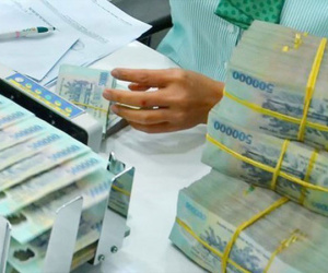 Lãi suất tiết kiệm tăng mạnh, ngân hàng tuyên bố 'hết cửa' giảm lãi vay