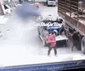 Clip: Lốp ô tô phát nổ kinh hoàng, hất văng người thợ sửa chữa
