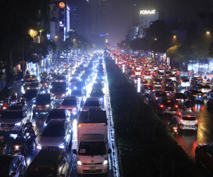 Người Hà Nội di chuyển khó khăn trong mưa gió mịt mờ