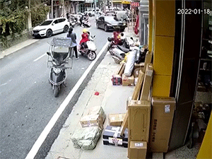 Mẹ cắn răng chịu đau bới tìm con sau khi cả hai bị 'xe điên' tông trúng
