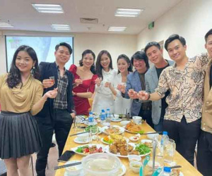 Dàn diễn viên phim 'Phố trong làng' liên hoan đóng máy, nữ chính không quên nhắn: 'Mong quý vị khán giả giơ cao đánh khẽ'