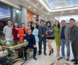 NSND Công Lý tươi tắn bên NSND Trung Hiếu, Quang Thắng