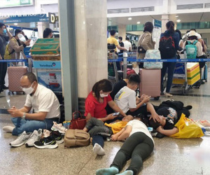 Tân Sơn Nhất nghẹt người, khách nằm dài giữa nhà ga chờ chuyến bay