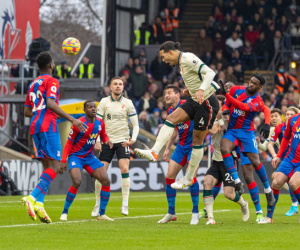 Nhọc nhằn đánh bại Palace, Liverpool thu hẹp cách biệt với Man City