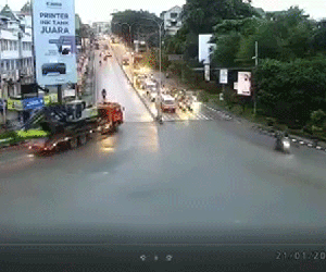Kinh hoàng giây phút xe tải mất lái 'nuốt trọn' hàng loạt phương tiện tại ngã tư