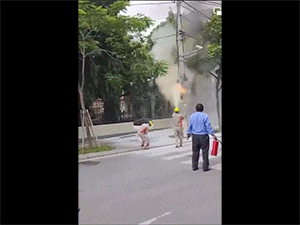 Dùng nhiều bình cứu hỏa dập lửa nhưng bất thành, sự xuất hiện của 'trùm cuối' khiến người đi đường không hề thất vọng
