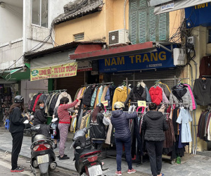 Thời trang giảm giá 80%, chất đống vỉa hè chờ khách mua Tết