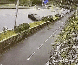 Video: Ô tô tông cột điện vỡ thành nhiều mảnh, hình ảnh 2 thanh niên ngồi trong xe khiến nhiều người rùng mình