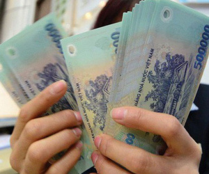 Trả tháng lương thứ 13 cộng 500 nghìn tiền thưởng, chủ nhà vẫn bị giúp việc mắng xơi xơi rồi bỏ về