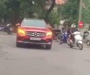 Xe sang Mercedes đỗ giữa đường Hà Nội khiến cả đoạn đường đi lại khó khăn, biết lý do càng phẫn nộ hơn