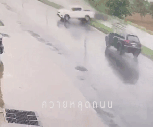 Clip: Mất lái, xe bán tải đứt đôi sau cú đâm kinh hoàng