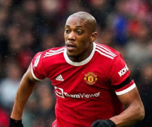 Tiền đạo Martial chấp nhận giảm lương để đào tẩu khỏi MU