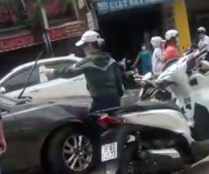 Vợ đi SH chặn đầu ô tô bắt quả tang chồng đang chở 'trà xanh': 'Hôm nay mày có đi thì cũng đi luôn đi'