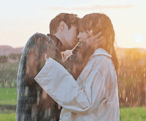 Tan chảy với 5 nụ hôn dưới mưa 'ướt át' nhất phim Hàn: Choi Woo Sik khóa môi Kim Da Mi khiến fan điên đảo