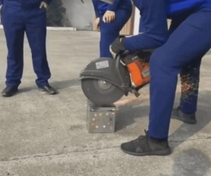 Phát hiện hộp sắt bí ẩn của chồng lúc dọn nhà, vợ choáng nặng khi thấy thứ bên trong
