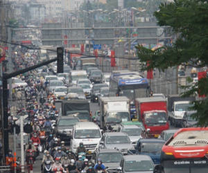 Ô tô dàn hàng kẹt cứng đường ra bến xe Miền Đông, sân bay Tân Sơn Nhất