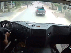 Pha 'dằn mặt' đáng lên án và cú đánh lái 'thần sầu' tránh 'tai bay vạ gió' của xe đi sau