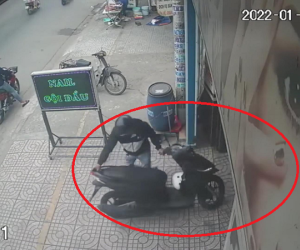 Phẫn nộ cảnh trộm táo tợn vào tận cửa quán gội đầu, phá khóa 'cuỗm' xe máy sau vài giây