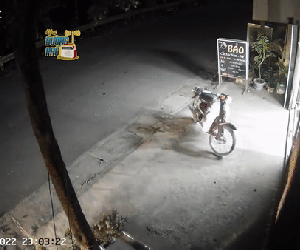 Clip: Ô tô bất ngờ lao thẳng vào tiệm cắt tóc bên đường, cảnh người đàn ông lồm cồm bò dậy trong đống đổ nát gây ám ảnh