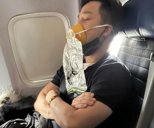 Nam ca sĩ Việt ú ớ không nói được, suýt đột quỵ trên máy bay