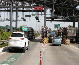 Xe ô tô không qua được trạm thu phí tự động do lỗi kỹ thuật