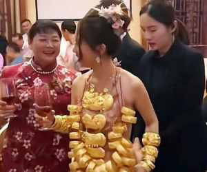Cô dâu đeo 42 cây vàng đi tiếp đãi quan khách, nhưng cư dân mạng chỉ để ý đến bộ váy 'mặc cũng như không'