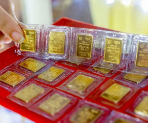 Vì sao giá vàng trong nước tăng cao, thế giới giảm mạnh?