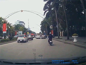 Đang đi đường, người đàn ông bị lá rơi vào đầu suýt mất ăn Tết