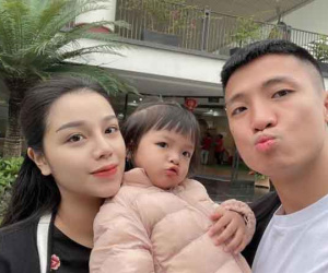 Vợ chồng cầu thủ Bùi Tiến Dũng và Khánh Linh tổ chức tiệc đầy tháng cho con, dàn tuyển thủ vào gửi lời chúc